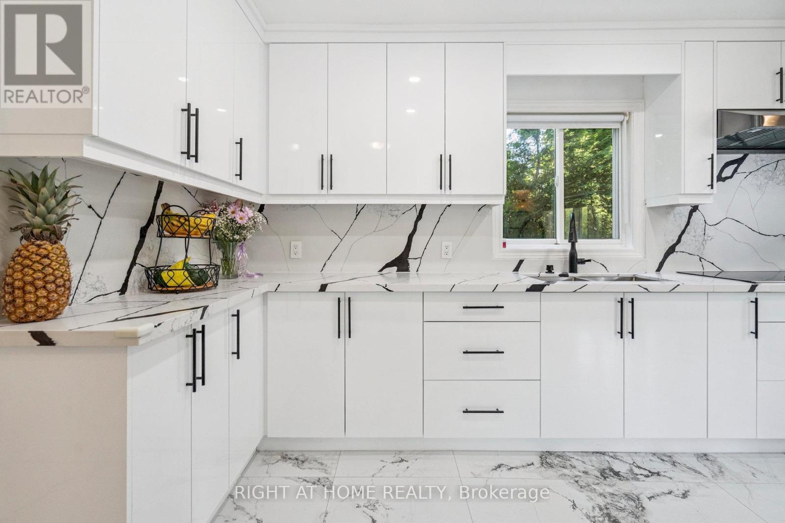 2343 Mountainside Drive, Burlington, Ontario  L7P 1C1 - Photo 18 - W12668544