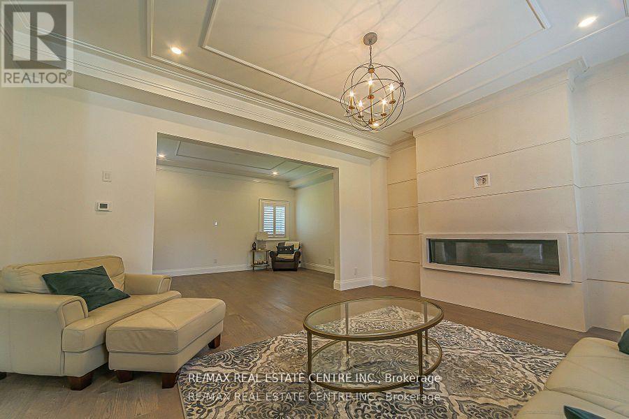 1 Hawthorn Crescent, Brampton, Ontario  L6S 1A9 - Photo 6 - W12668590