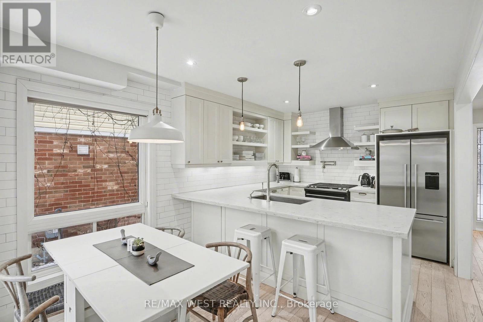 2232 Casselman Court, Burlington, Ontario  L7L 6T7 - Photo 3 - W12668702