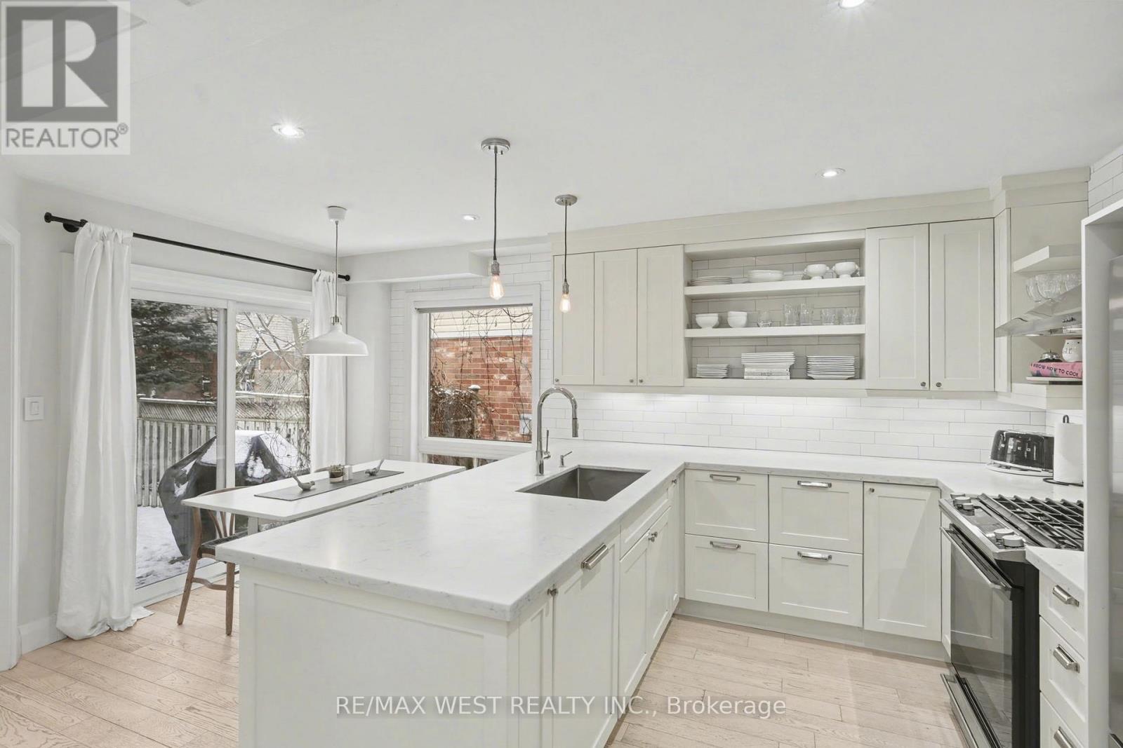 2232 Casselman Court, Burlington, Ontario  L7L 6T7 - Photo 4 - W12668702