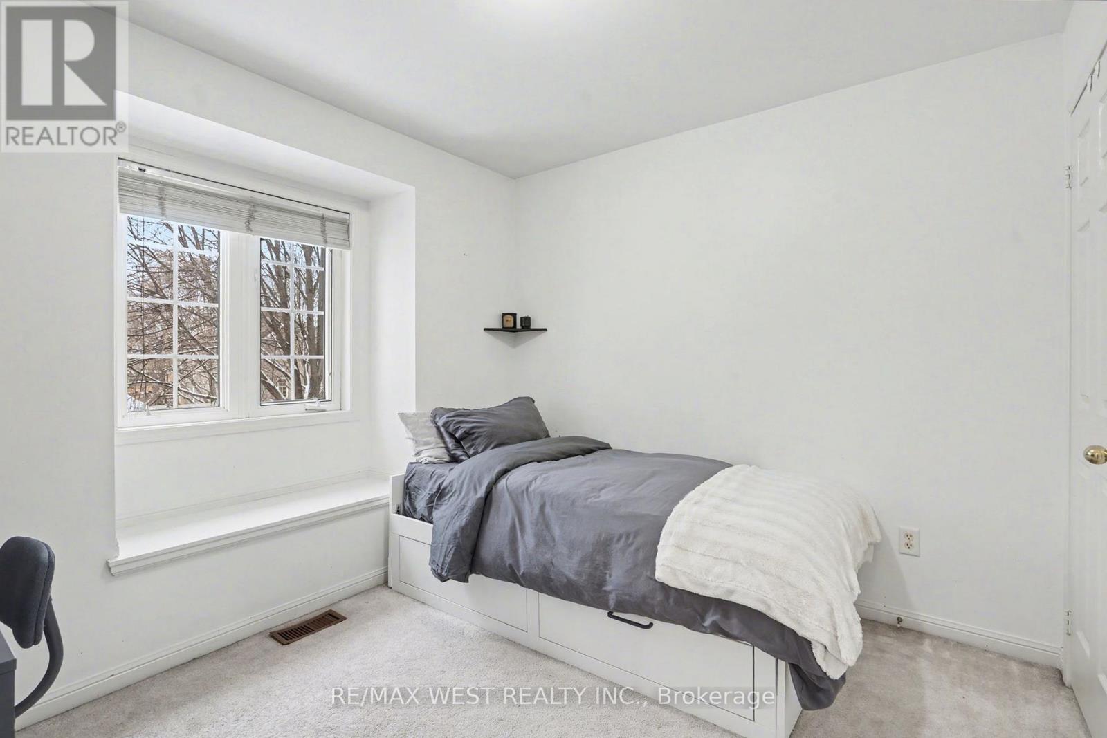 2232 Casselman Court, Burlington, Ontario  L7L 6T7 - Photo 8 - W12668702