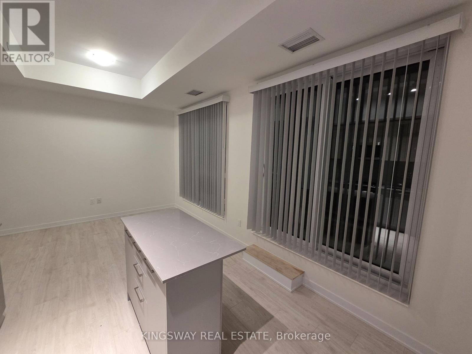 201 - 500 Plains Road E, Burlington, Ontario  L7T 0C8 - Photo 12 - W12668712