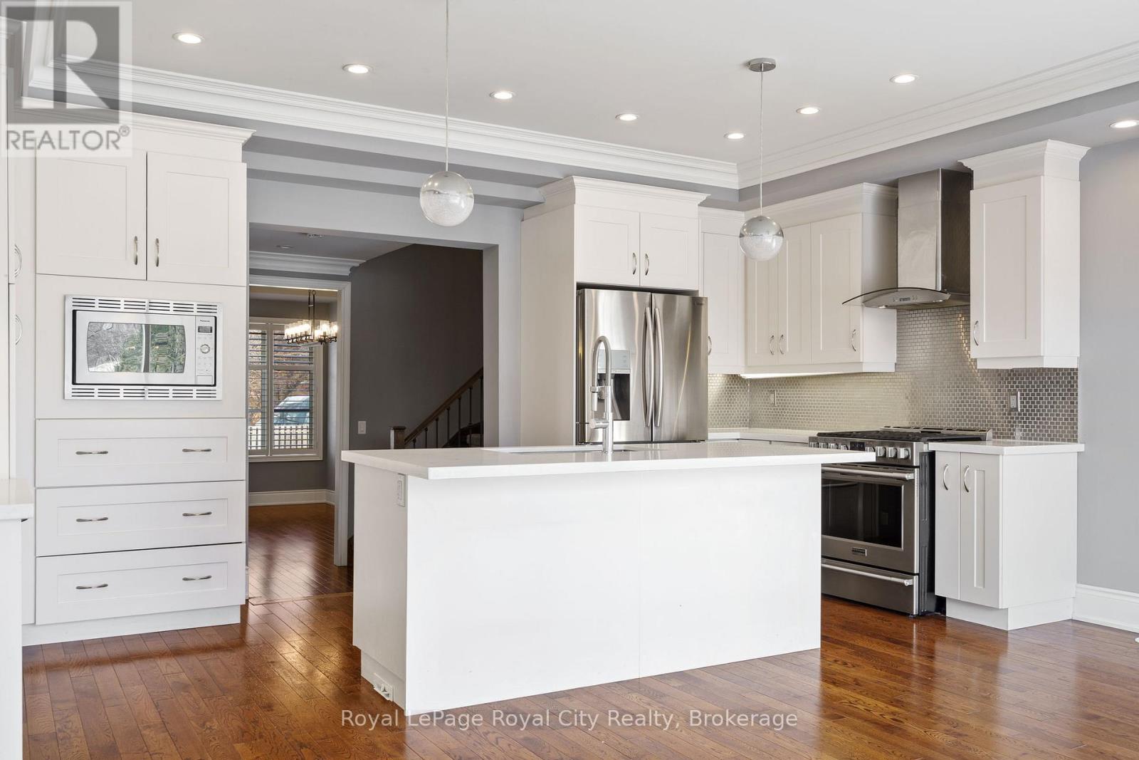 216 Rebecca Street, Oakville, Ontario  L6K 1J9 - Photo 9 - W12668404