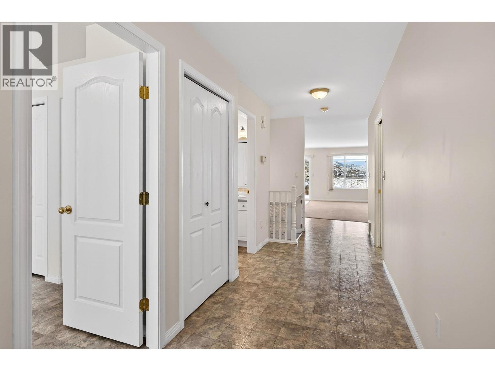 966 Raven Drive, Kamloops, British Columbia  V2B 8P1 - Photo 3 - 10371817