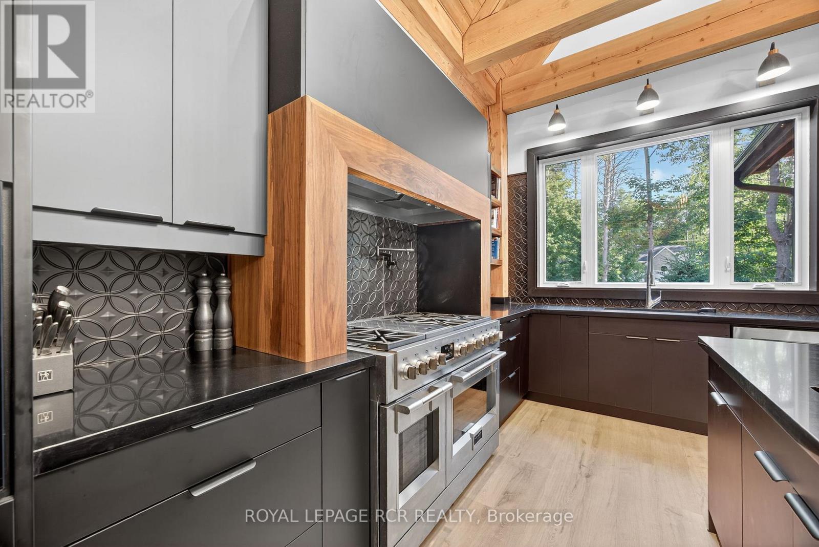 1031 Xavier Street, Gravenhurst, Ontario  P0E 1G0 - Photo 10 - X12668488