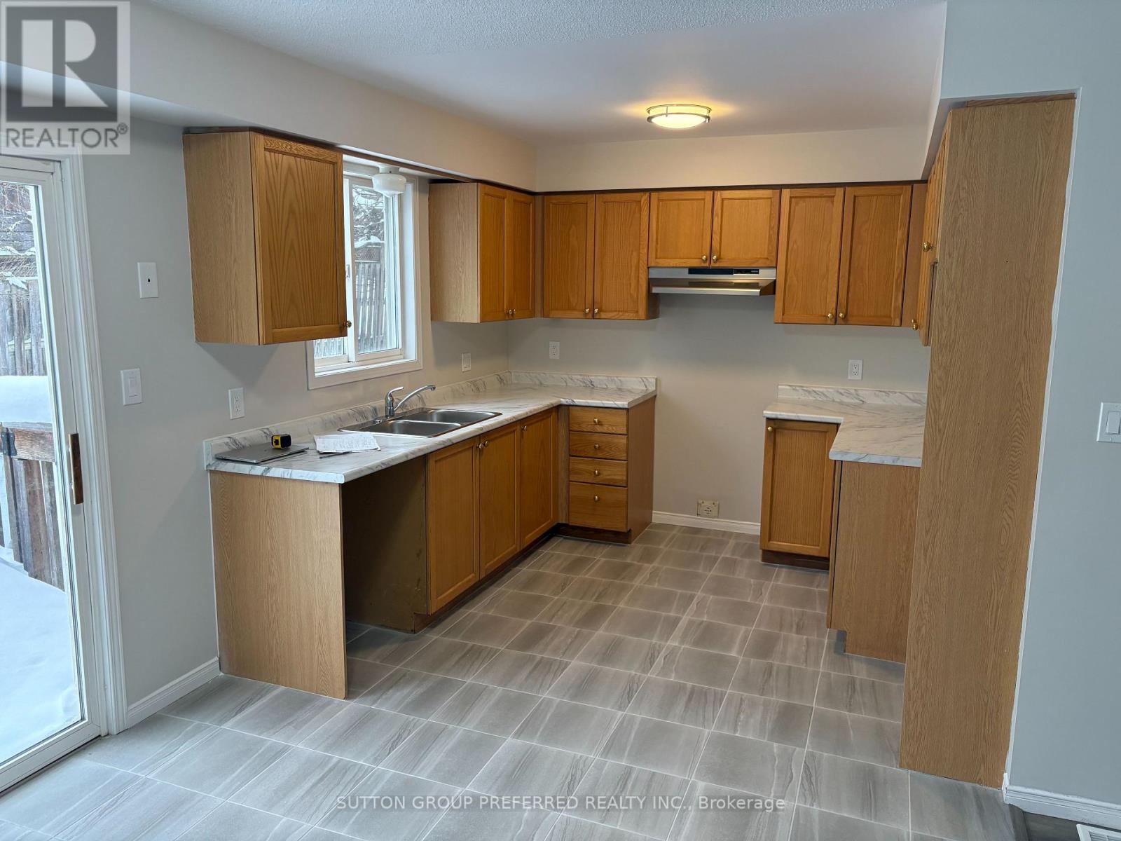 6 - 600 White Elm Boulevard, Waterloo, Ontario  N2V 2V2 - Photo 2 - X12668756