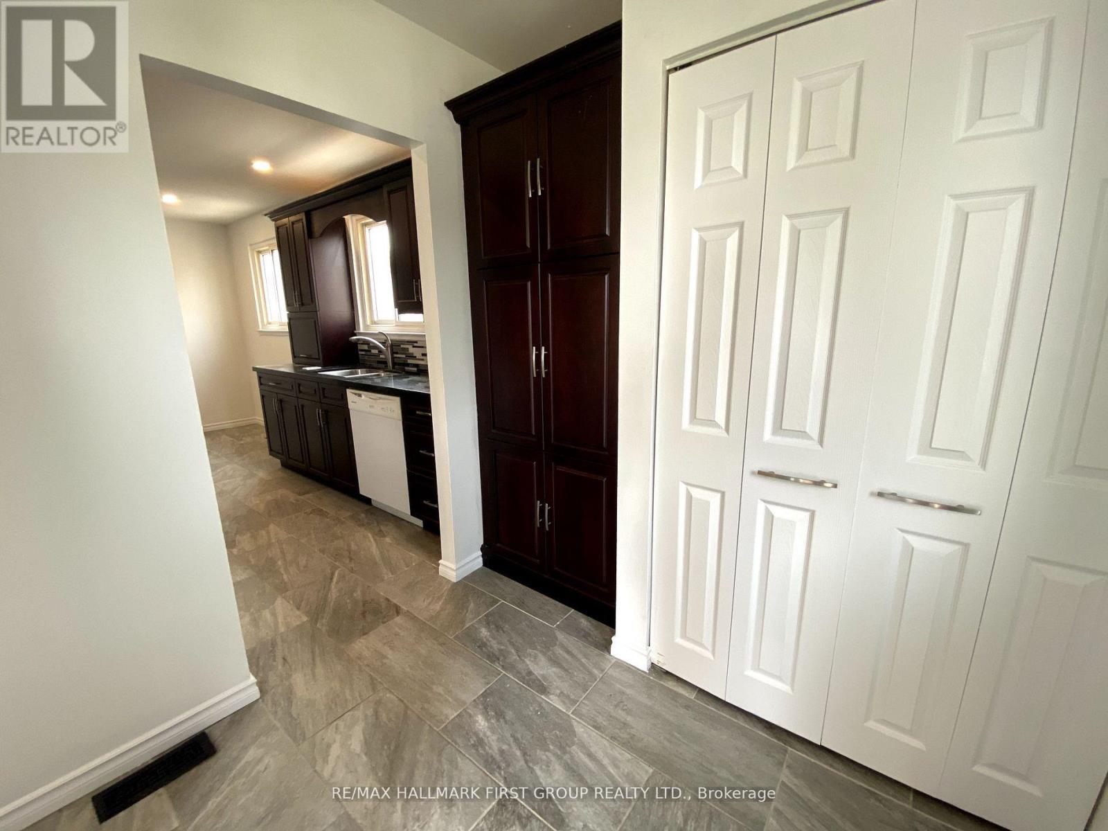 973 Mink Street, Pickering, Ontario L1W 2G6 - Photo 4 - E12668782