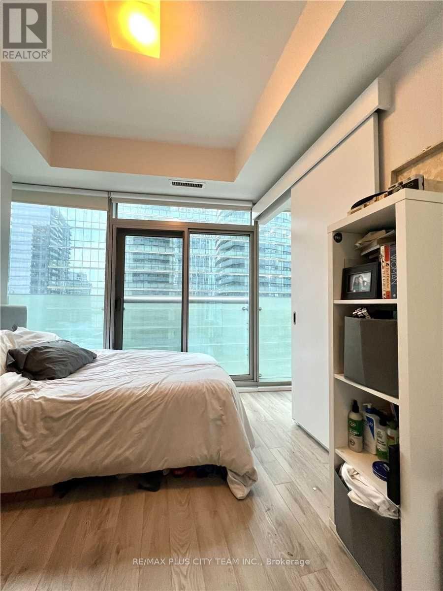 1610 - 12 York Street, Toronto, Ontario  M5J 0A9 - Photo 8 - C12649200