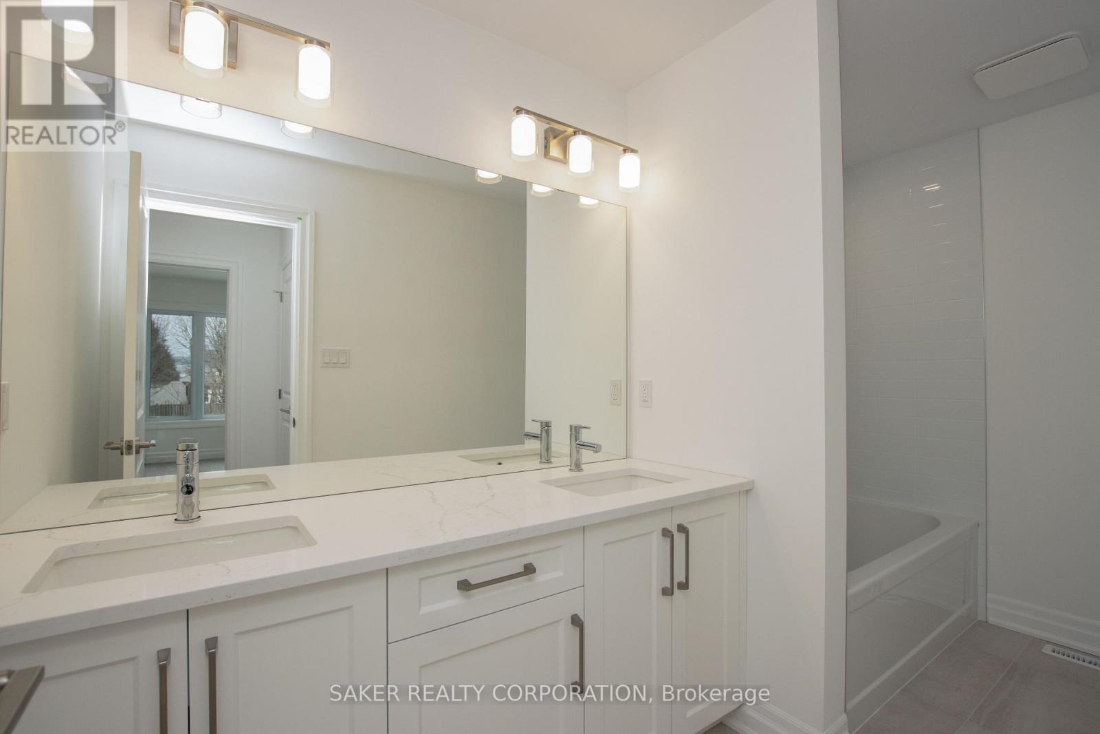 534 Regent Street, Strathroy-Caradoc, Ontario  N0L 1W0 - Photo 4 - X12668934