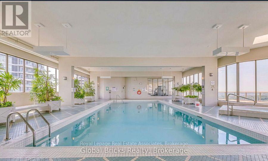 511 - 55 Elm Drive W, Mississauga, Ontario  L5B 3Z3 - Photo 2 - W12668816