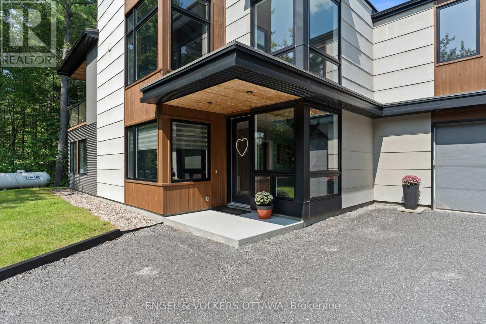 108 Edith Margaret Place, Ottawa, Ontario  K2W 1A8 - Photo 4 - X12331237