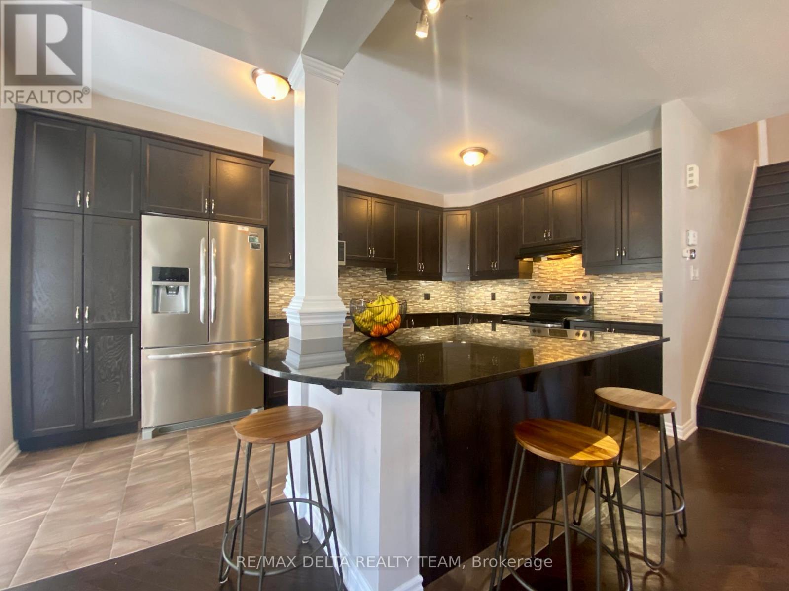 66 Escallonia Court, Ottawa, Ontario  K2S 0W9 - Photo 4 - X12668882