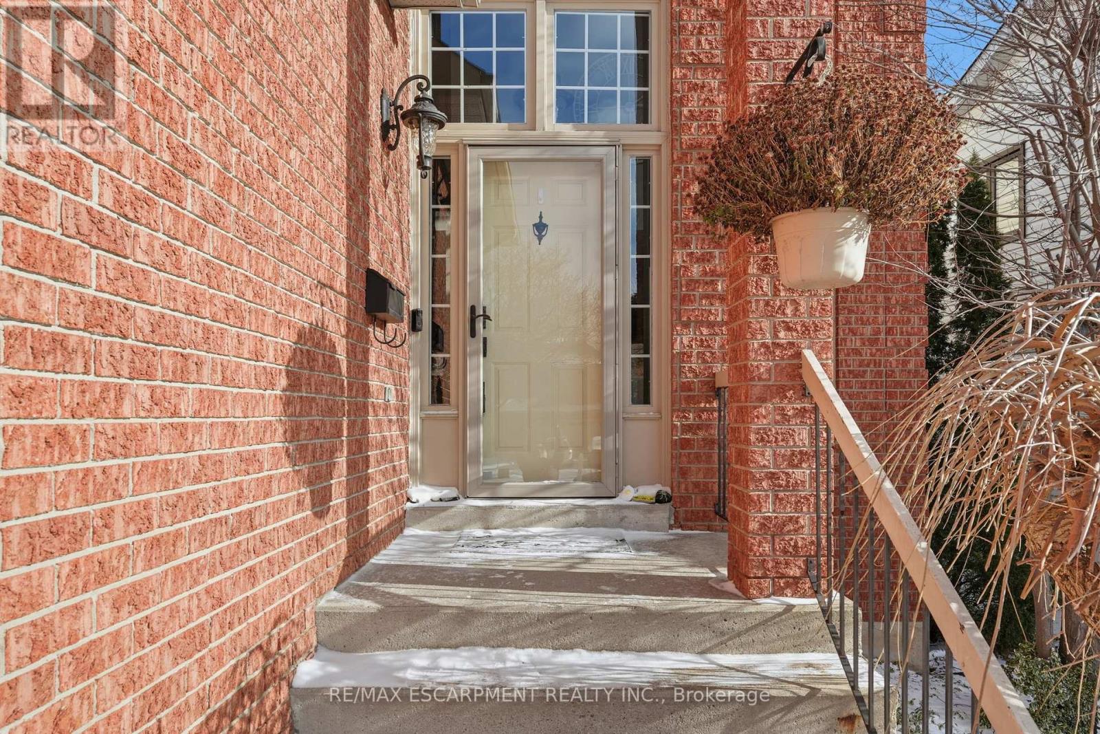 36 Pinecreek Road, Hamilton, Ontario  L8B 0H1 - Photo 2 - X12493416