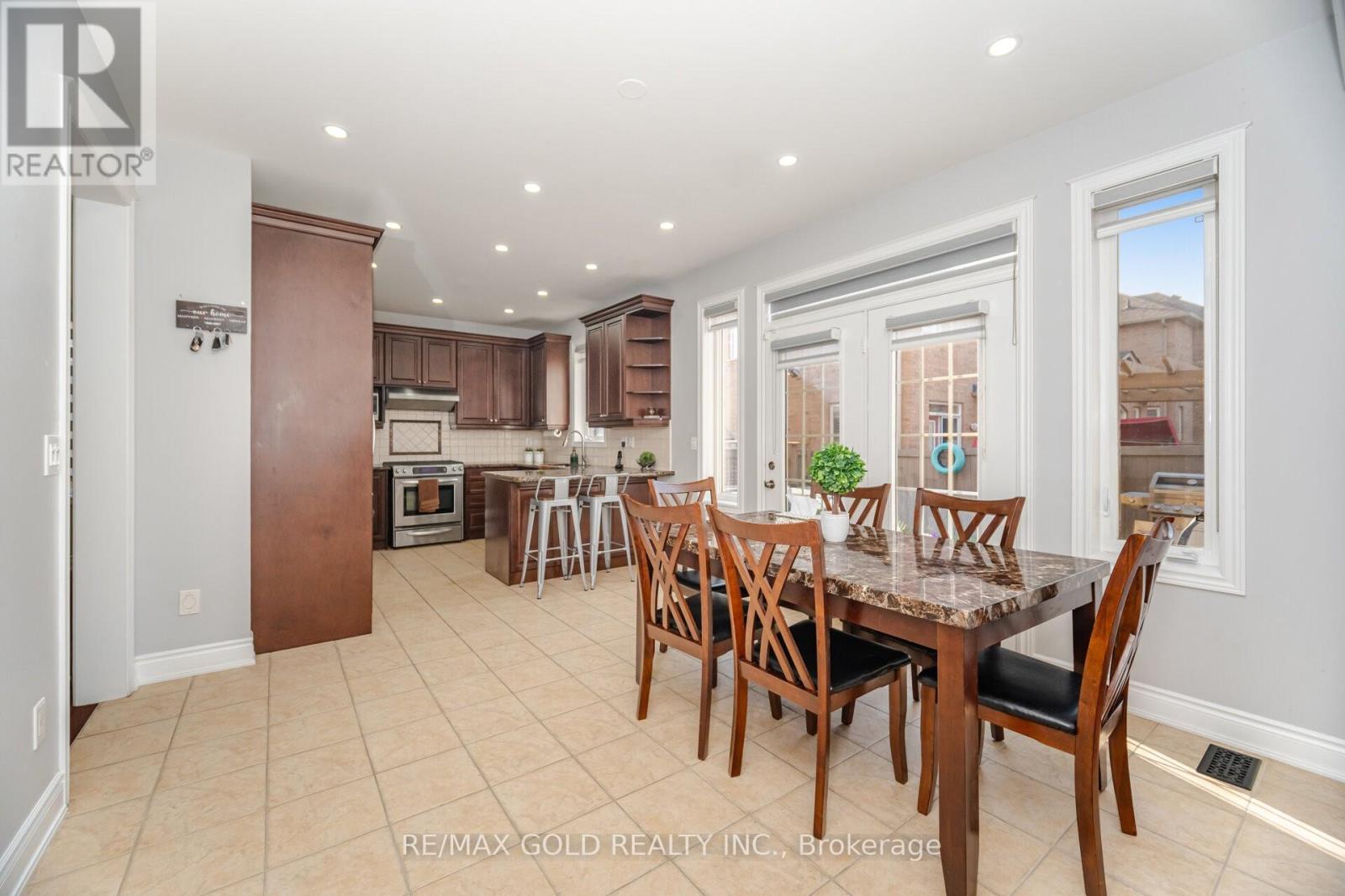 32 Eaglesprings Crescent, Brampton, Ontario  L6P 2V9 - Photo 10 - W12666394