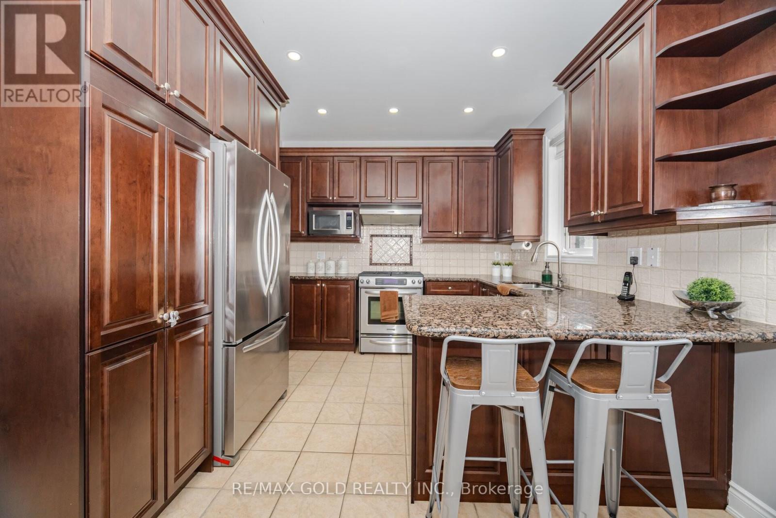 32 Eaglesprings Crescent, Brampton, Ontario  L6P 2V9 - Photo 8 - W12666394