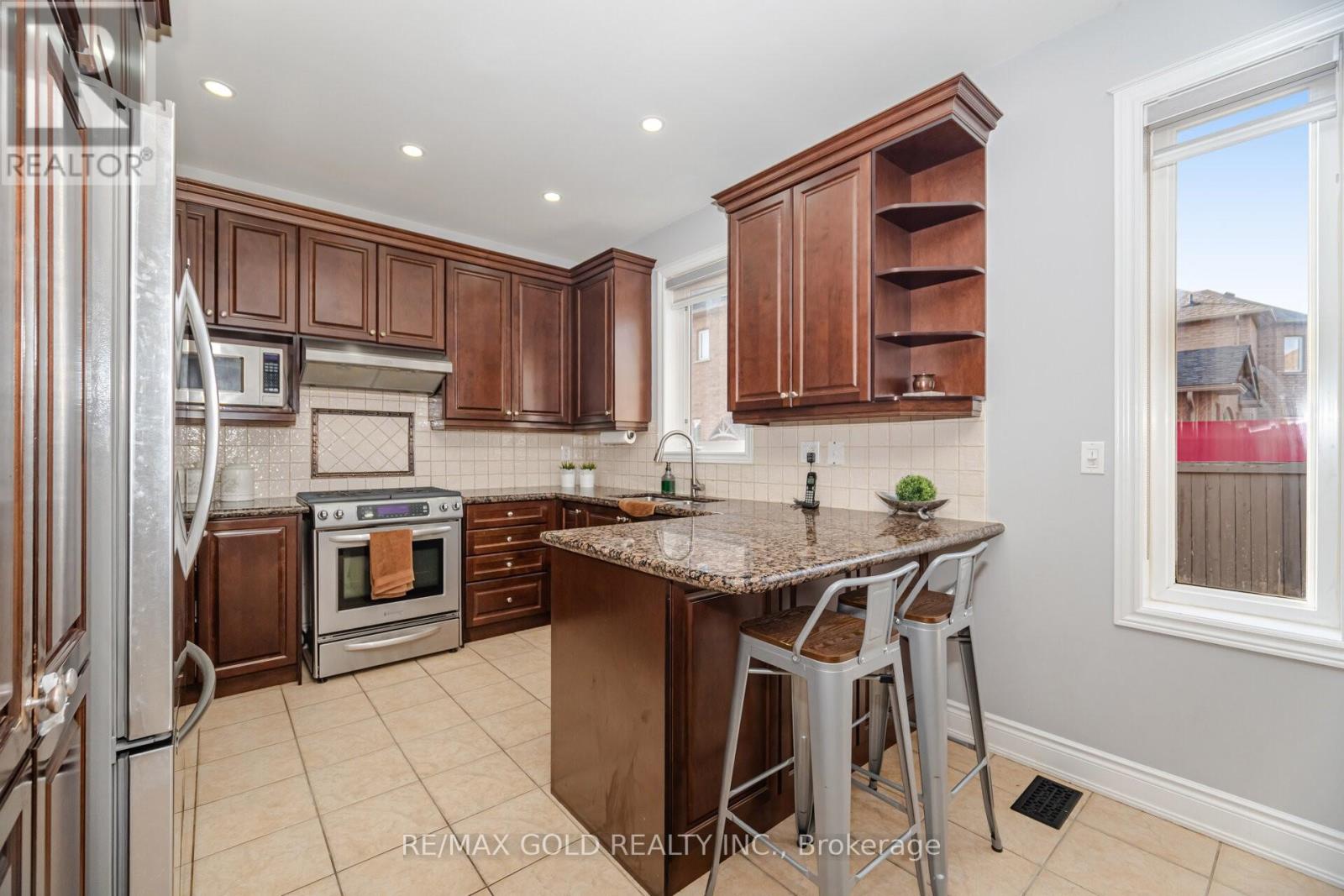 32 Eaglesprings Crescent, Brampton, Ontario  L6P 2V9 - Photo 9 - W12666394