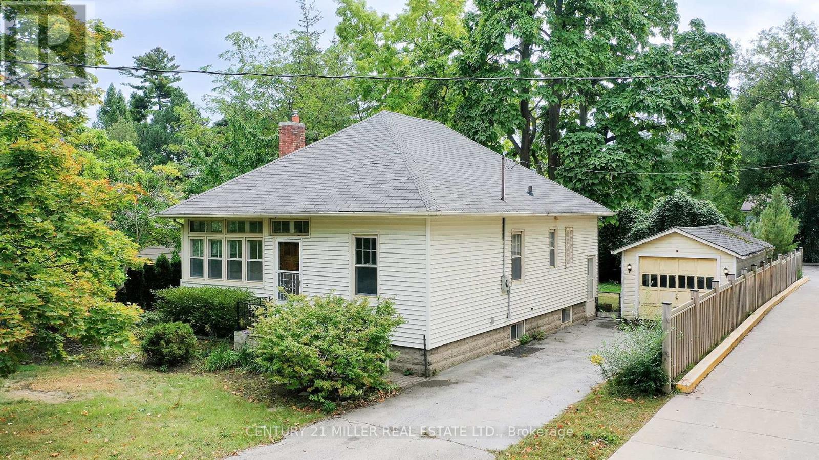 258 Reynolds Street, Oakville, Ontario  L6J 3L4 - Photo 1 - W12668896