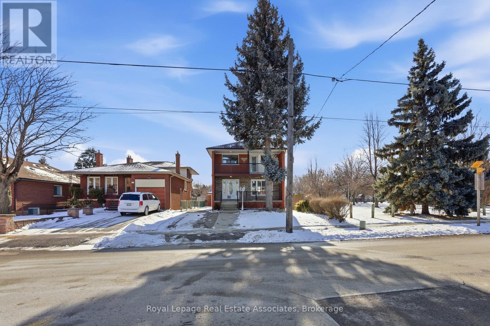 117 Harding Avenue, Toronto, Ontario  M6M 3A4 - Photo 3 - W12668898