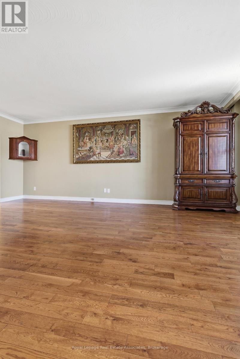 117 Harding Avenue, Toronto, Ontario  M6M 3A4 - Photo 9 - W12668898