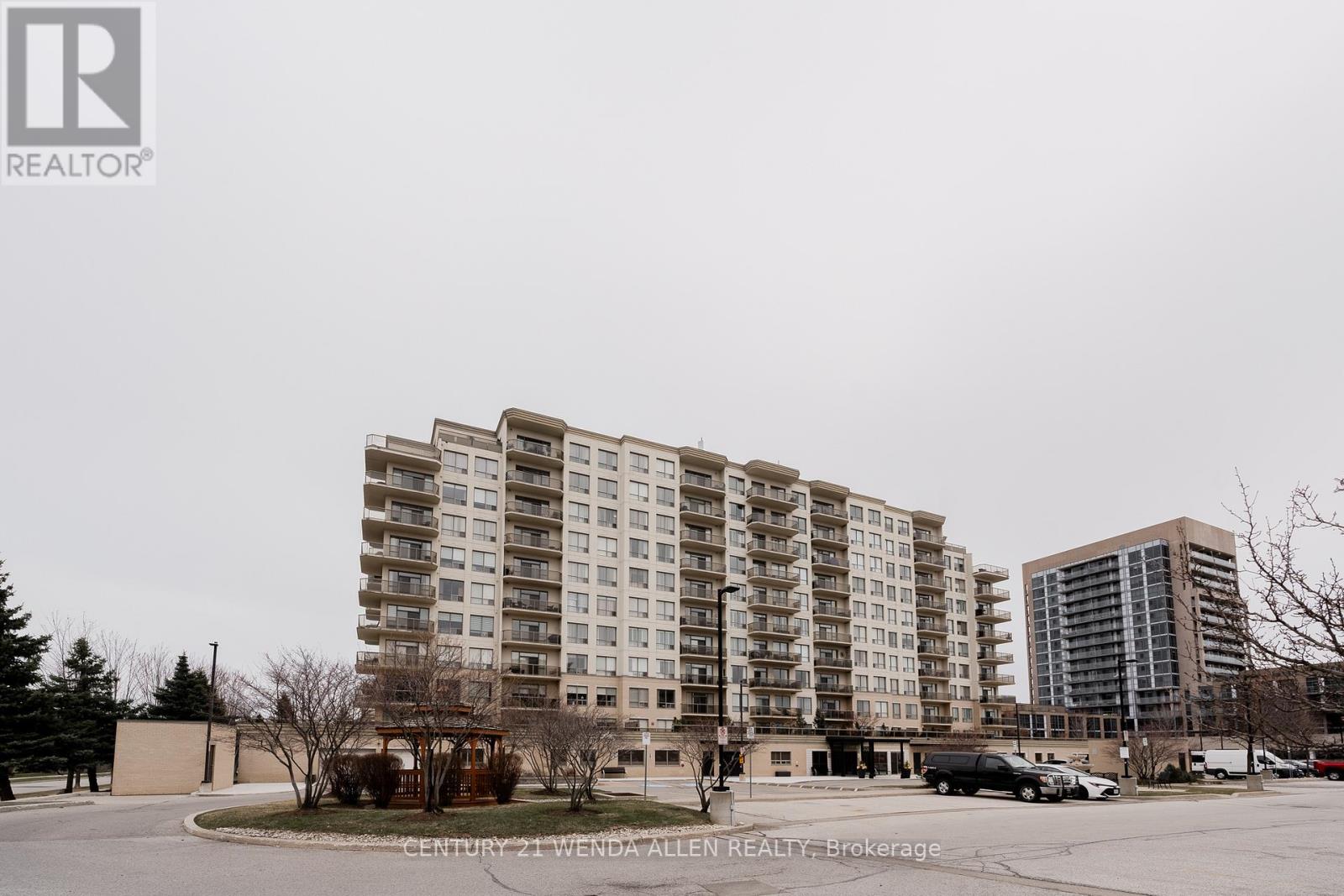 909 - 1998 Ironstone Drive, Burlington, Ontario  L7L 7P7 - Photo 2 - W12669078