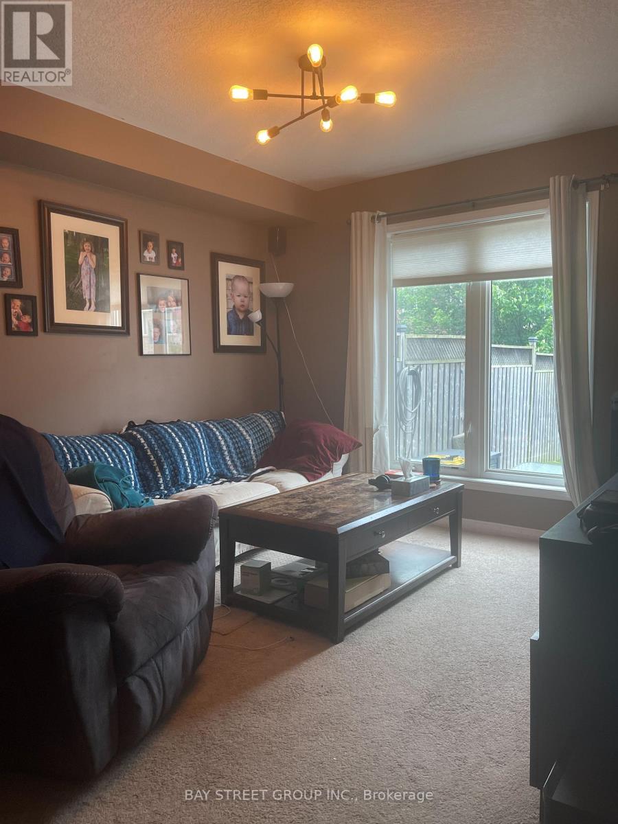 27 Newport Crescent, Hamilton, Ontario  L9A 0B3 - Photo 3 - X12669158