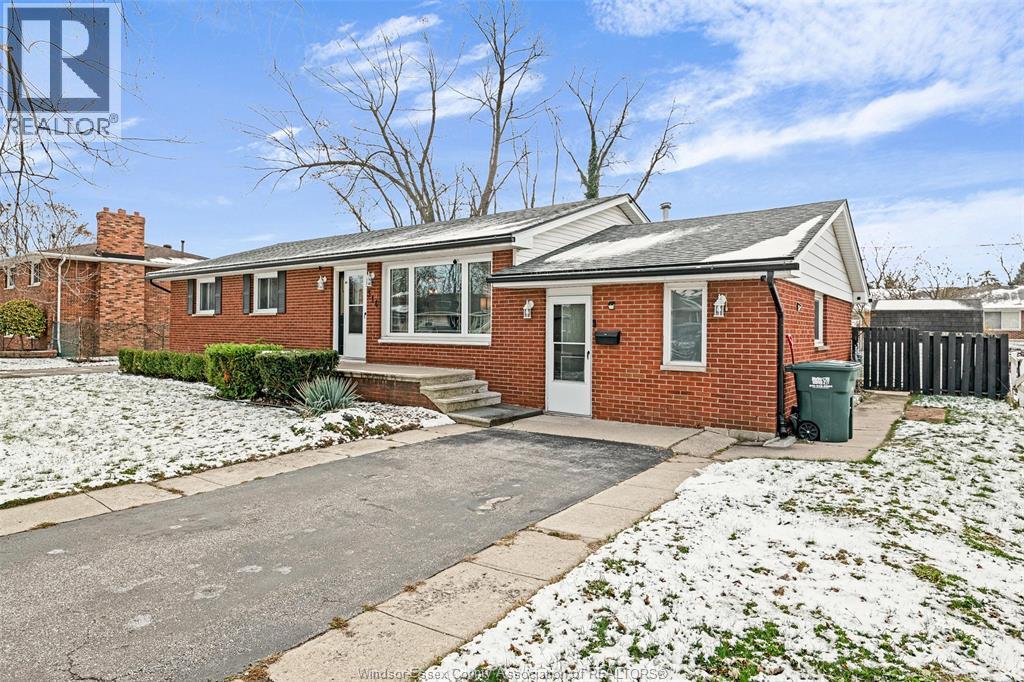 310 Superior, Lasalle, Ontario N9J 1H8 - Photo 2 - 26000304