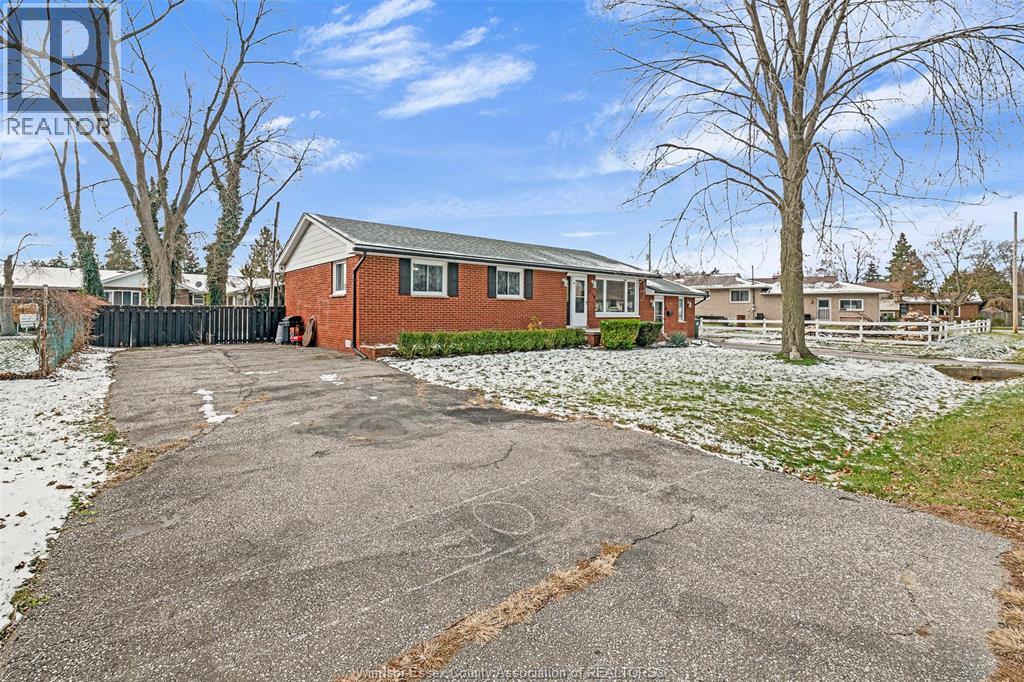 310 Superior, Lasalle, Ontario N9J 1H8 - Photo 3 - 26000304