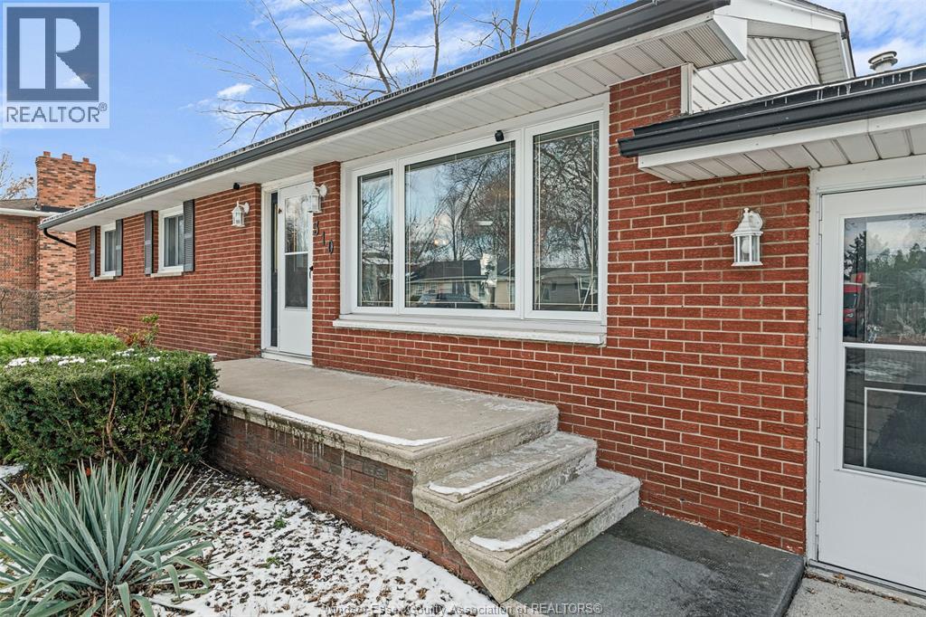 310 Superior, Lasalle, Ontario N9J 1H8 - Photo 5 - 26000304