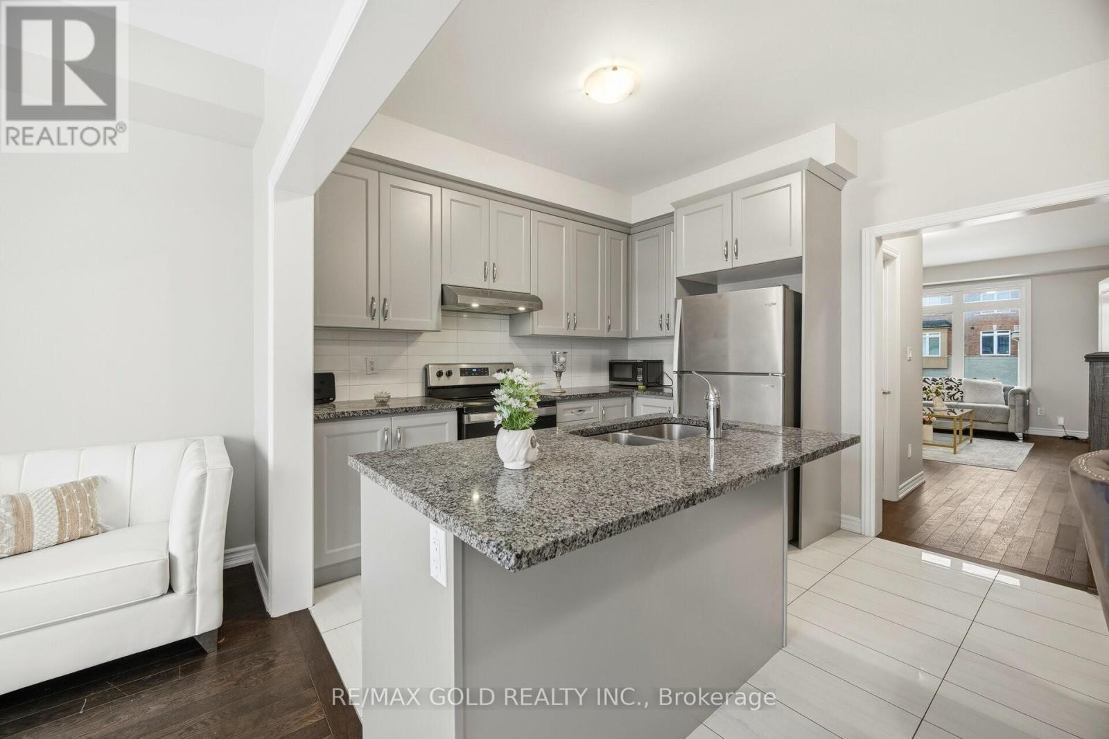 52 Savino Drive, Brampton, Ontario  L6Z 0J7 - Photo 7 - W12669244