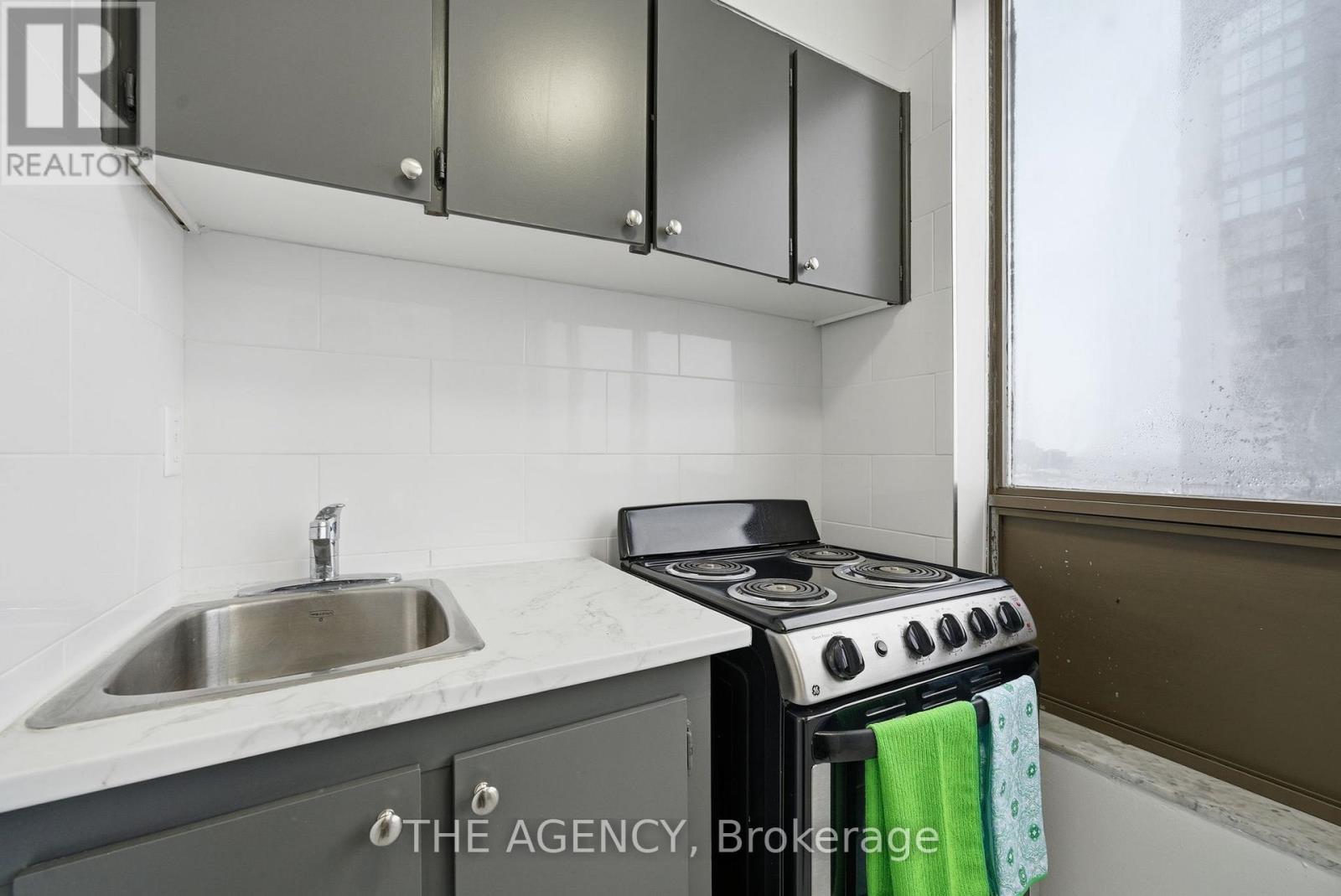 1919b - 2360 Dundas Street, Toronto, Ontario  M6P 4B2 - Photo 9 - W12669282