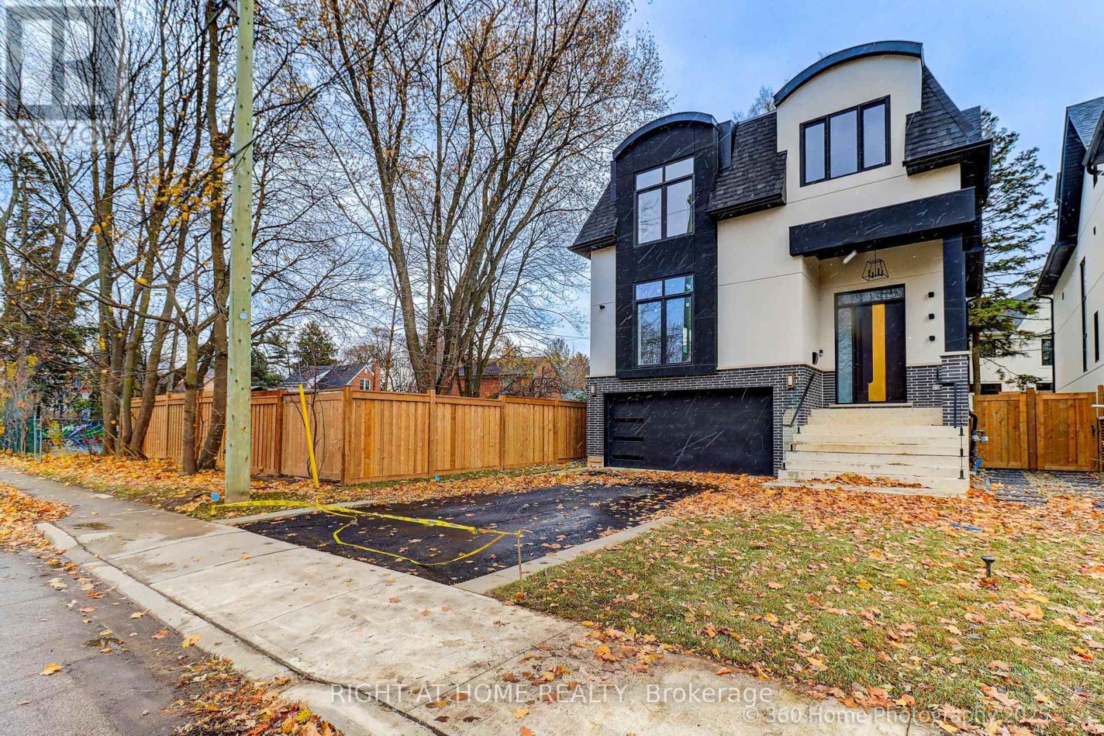 28 Pine Avenue, Mississauga, Ontario  L5H 2P6 - Photo 2 - W12669288