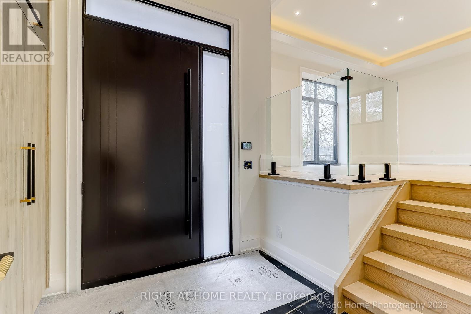 28 Pine Avenue, Mississauga, Ontario  L5H 2P6 - Photo 3 - W12669288