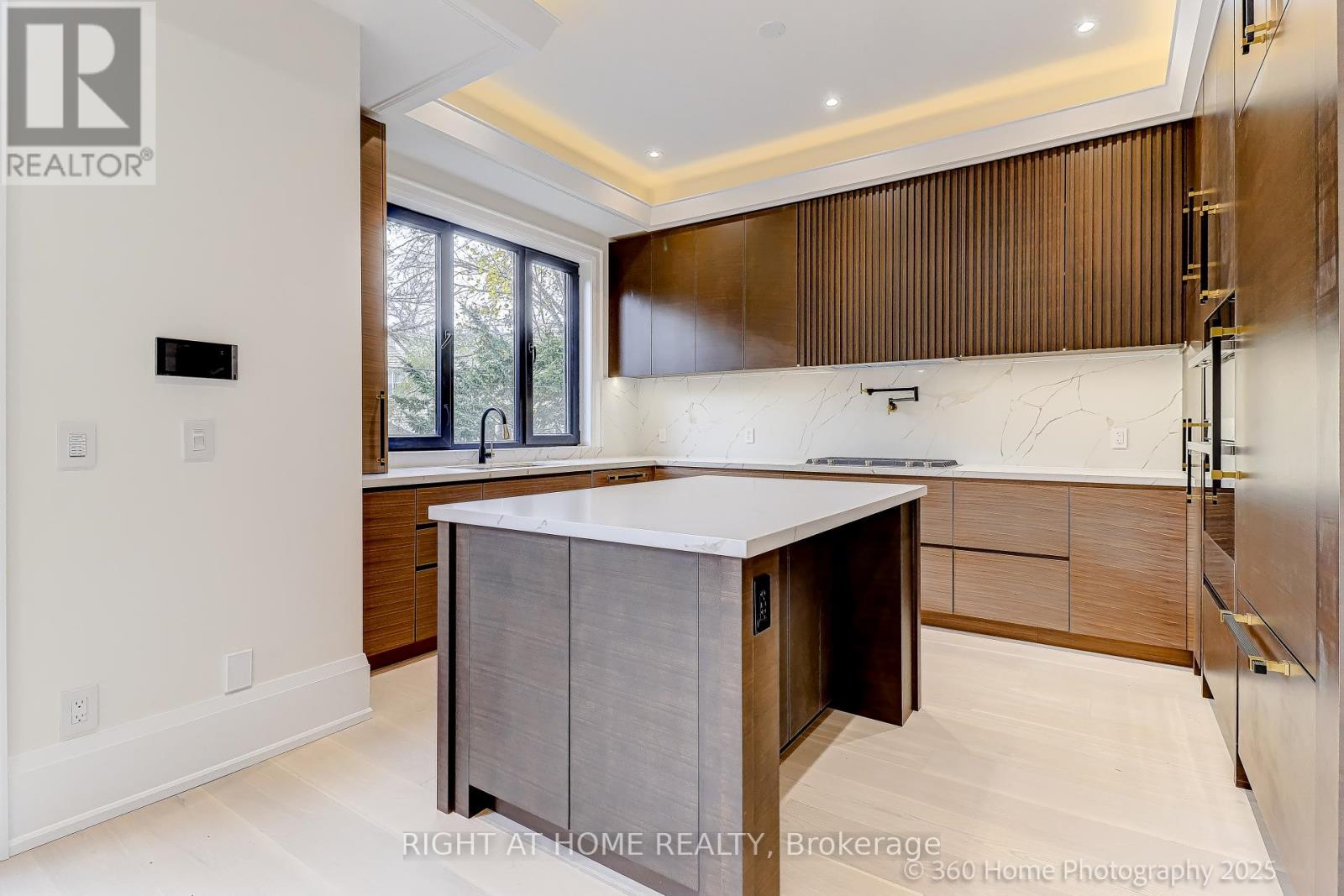 28 Pine Avenue, Mississauga, Ontario  L5H 2P6 - Photo 9 - W12669288