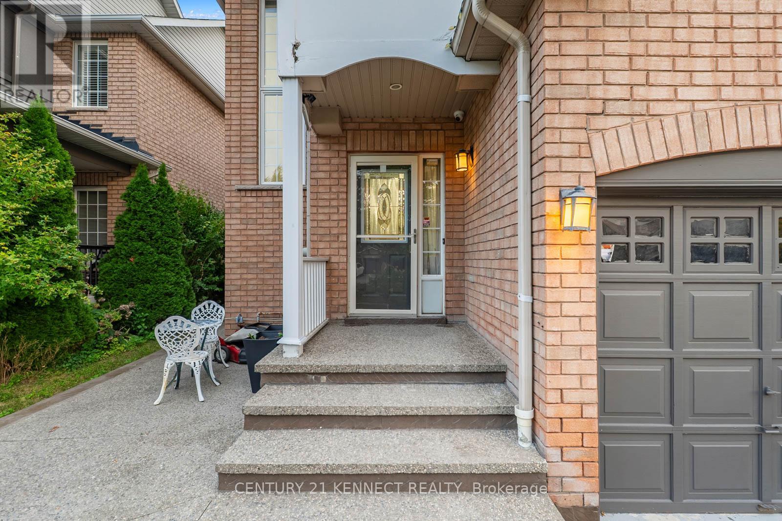 656 Kaiser Drive, Mississauga, Ontario  L5W 1T6 - Photo 3 - W12669304