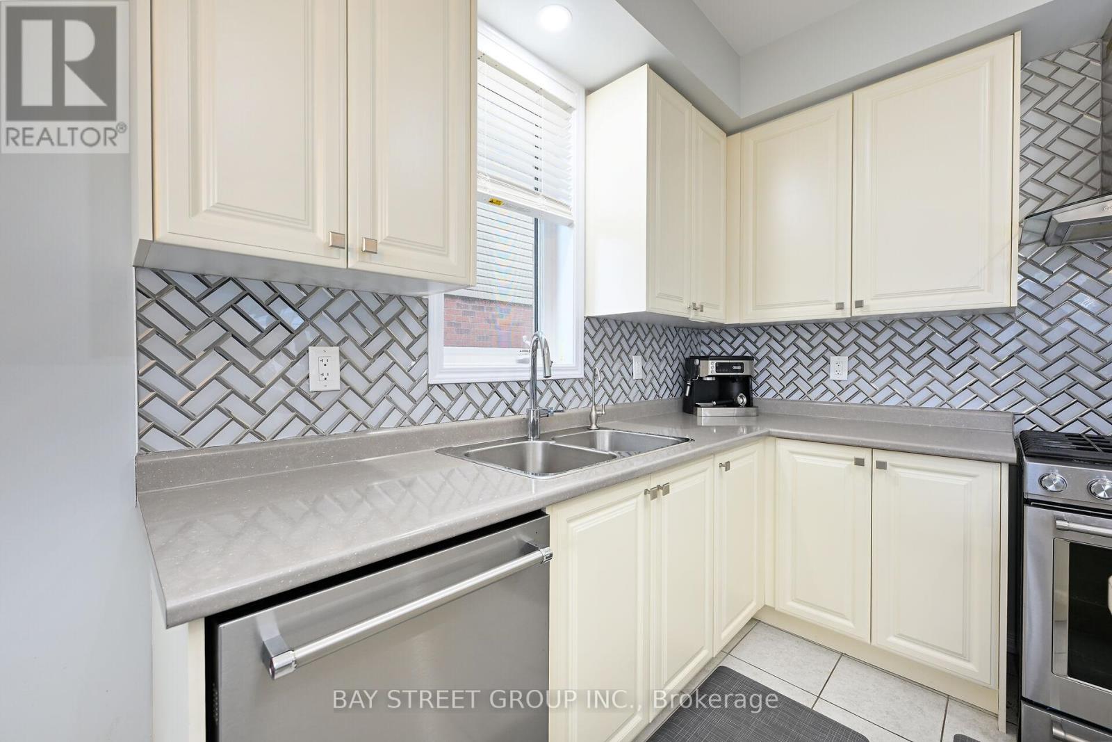 19 Froggy Drive, Thorold, Ontario  L9B 0G9 - Photo 8 - X12669234