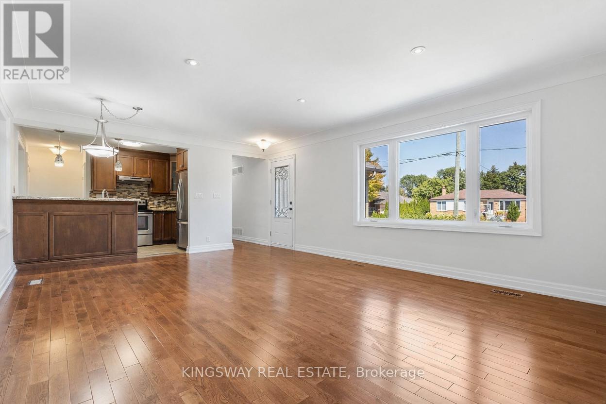 236 Woodale Avenue, Oakville, Ontario  L6K 2N2 - Photo 8 - W12668582