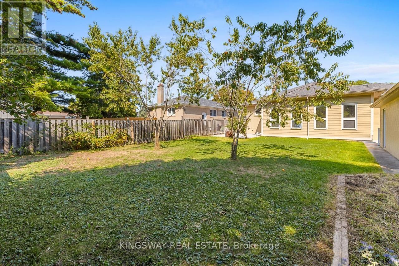 236 Woodale Avenue, Oakville, Ontario  L6K 2N2 - Photo 4 - W12668582