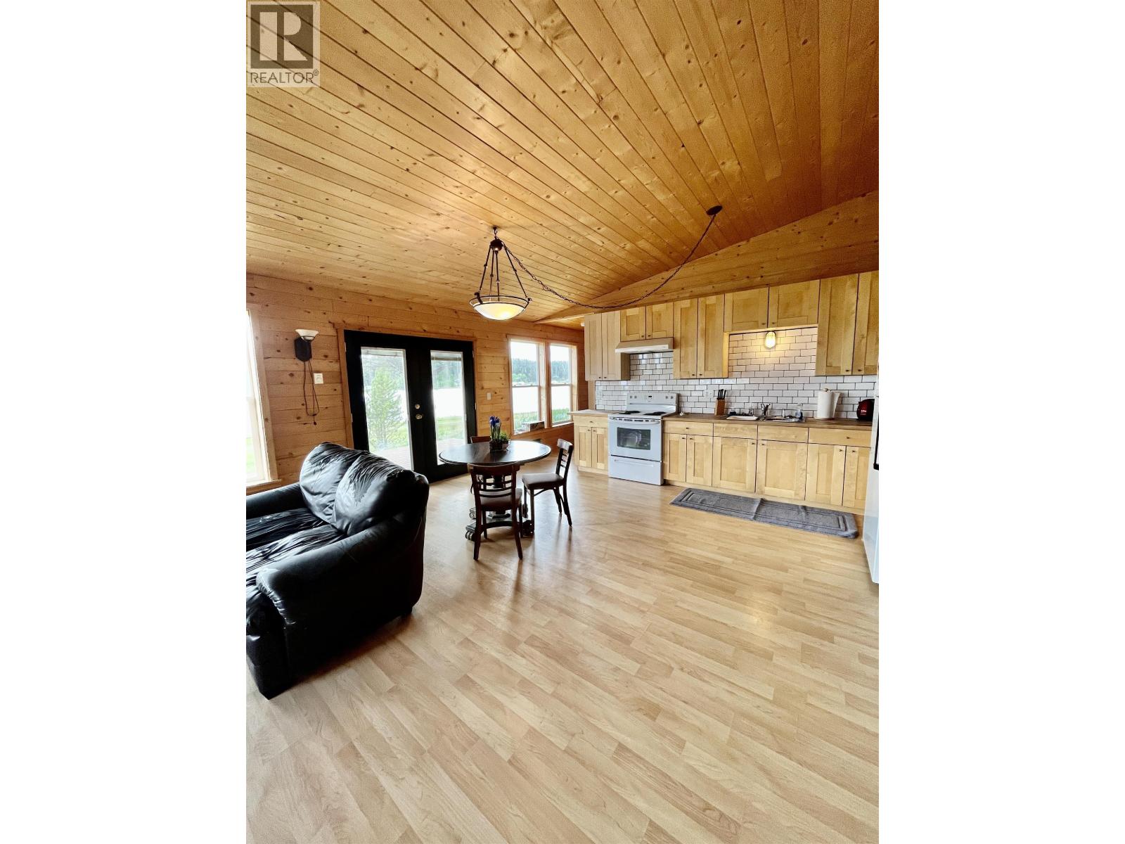 5574 Lakeside Court, 100 Mile House, British Columbia  V0K 2E1 - Photo 8 - R3075853