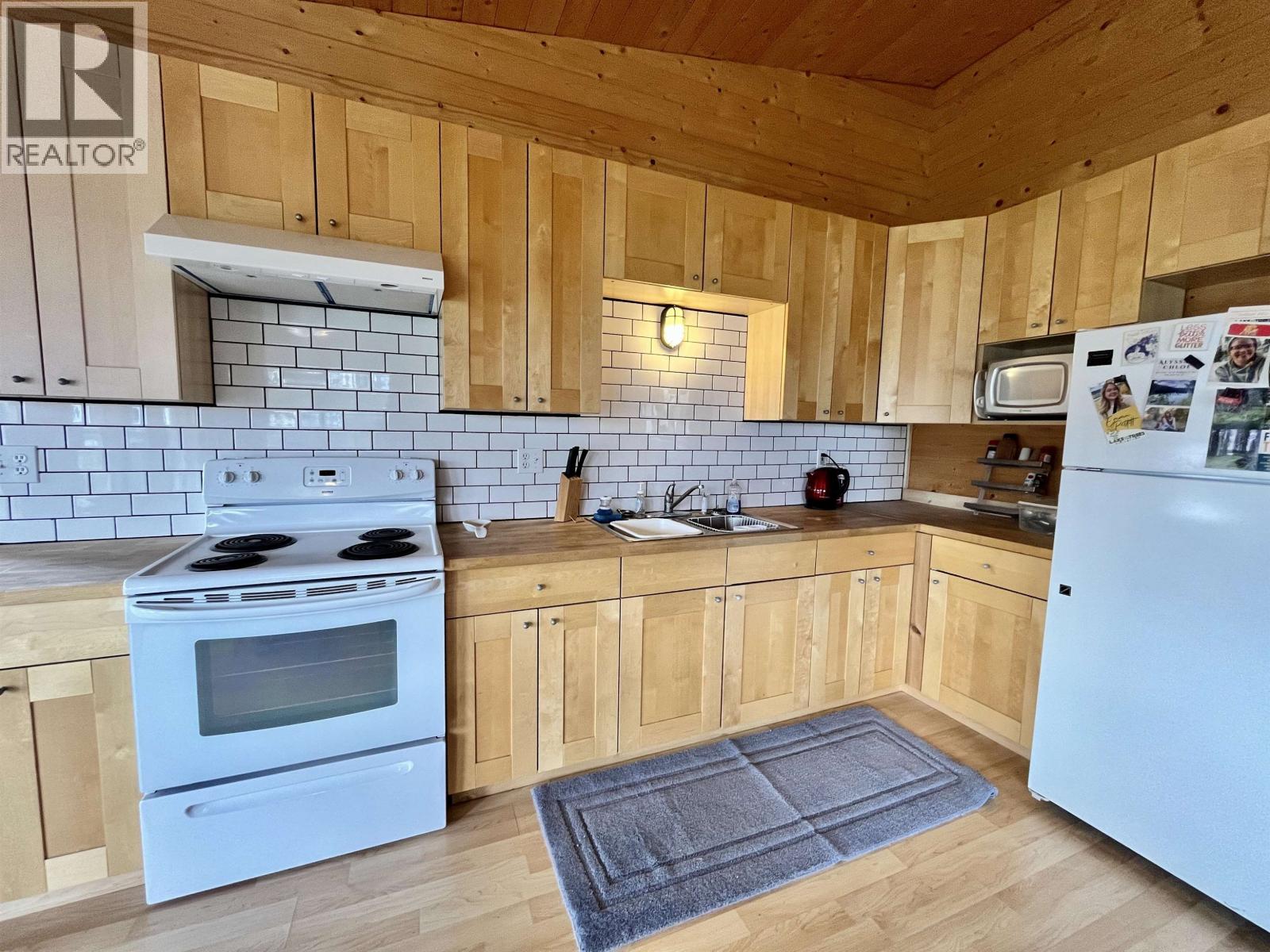 5574 Lakeside Court, 100 Mile House, British Columbia  V0K 2E1 - Photo 5 - R3075853