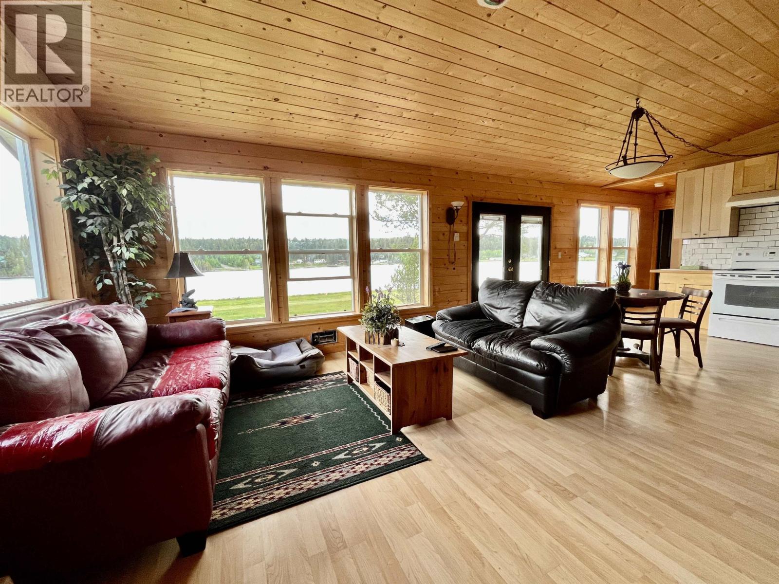 5574 Lakeside Court, 100 Mile House, British Columbia  V0K 2E1 - Photo 3 - R3075853