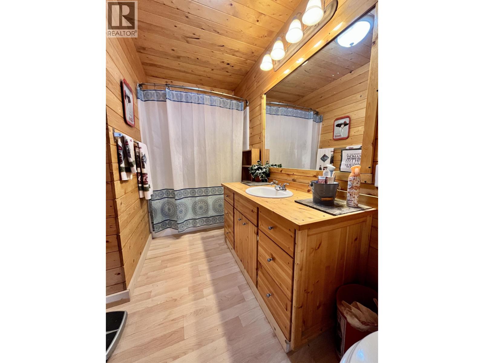 5574 Lakeside Court, 100 Mile House, British Columbia  V0K 2E1 - Photo 11 - R3075853