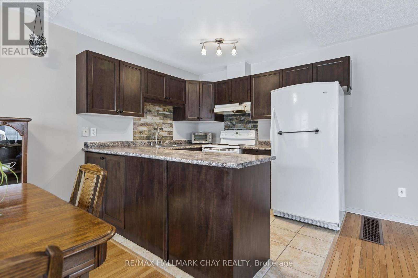 12 Parkside Crescent, Essa, Ontario  L3W 0L1 - Photo 11 - N12669546