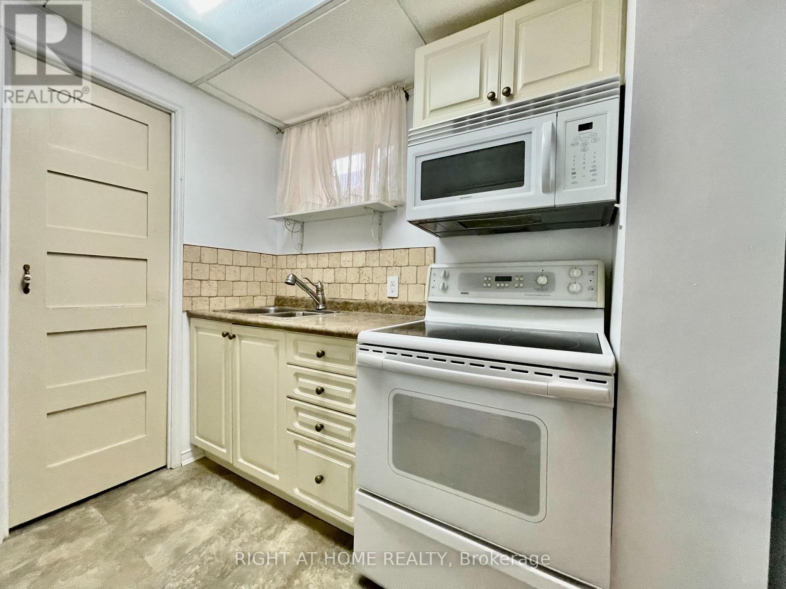 204 Country Lane, Barrie (Painswick South), Ontario  L4N 0W1 - Photo 11 - S12669518