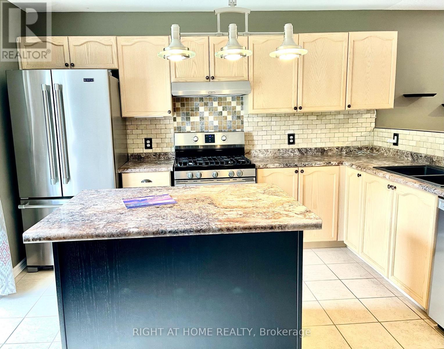 204 Country Lane, Barrie (Painswick South), Ontario  L4N 0W1 - Photo 2 - S12669518