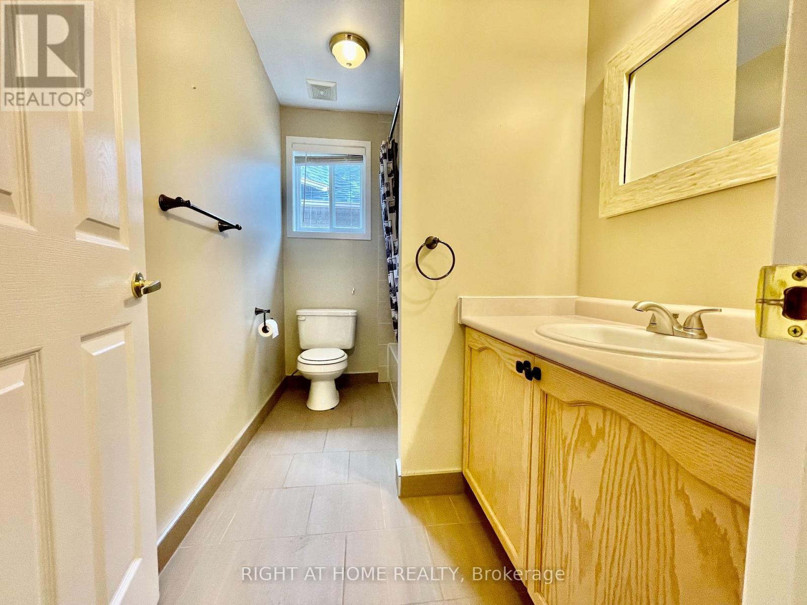 204 Country Lane, Barrie (Painswick South), Ontario  L4N 0W1 - Photo 5 - S12669518