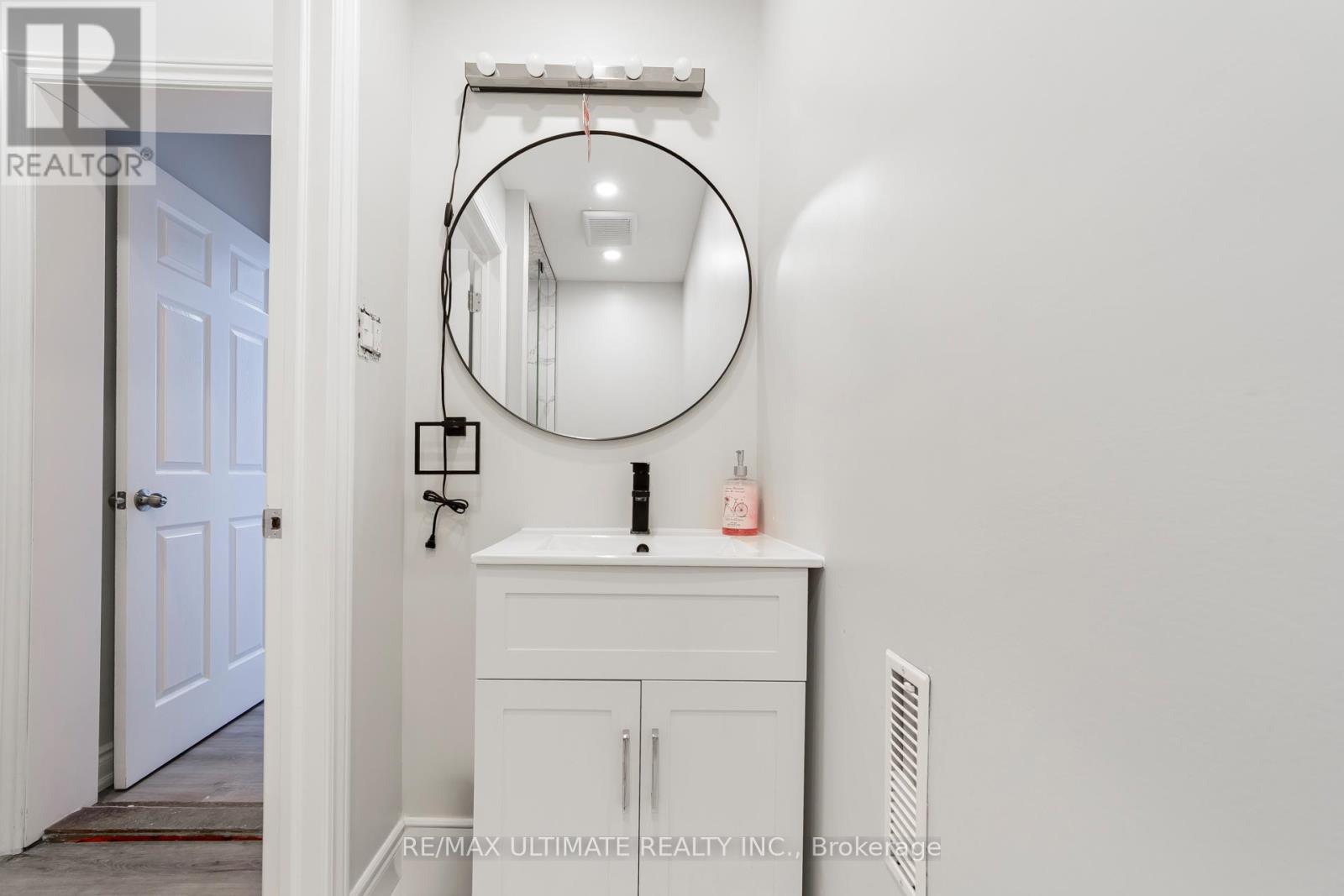 102 Aura Lea Boulevard, Toronto, Ontario  M9M 1K5 - Photo 19 - W12669332