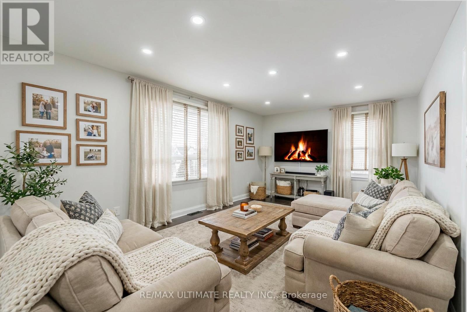 102 Aura Lea Boulevard, Toronto, Ontario  M9M 1K5 - Photo 3 - W12669332