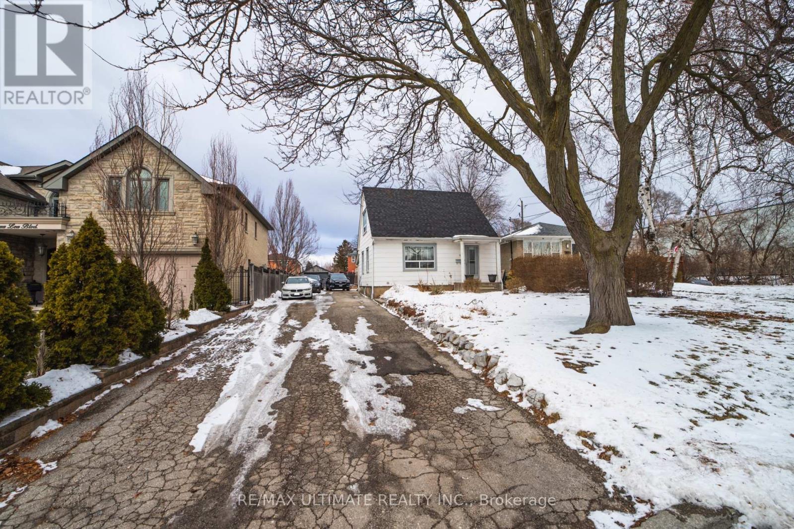 102 Aura Lea Boulevard, Toronto, Ontario  M9M 1K5 - Photo 39 - W12669332