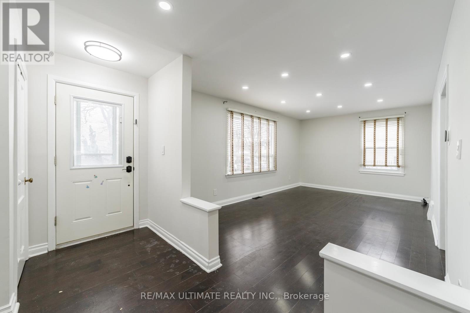 102 Aura Lea Boulevard, Toronto, Ontario  M9M 1K5 - Photo 5 - W12669332