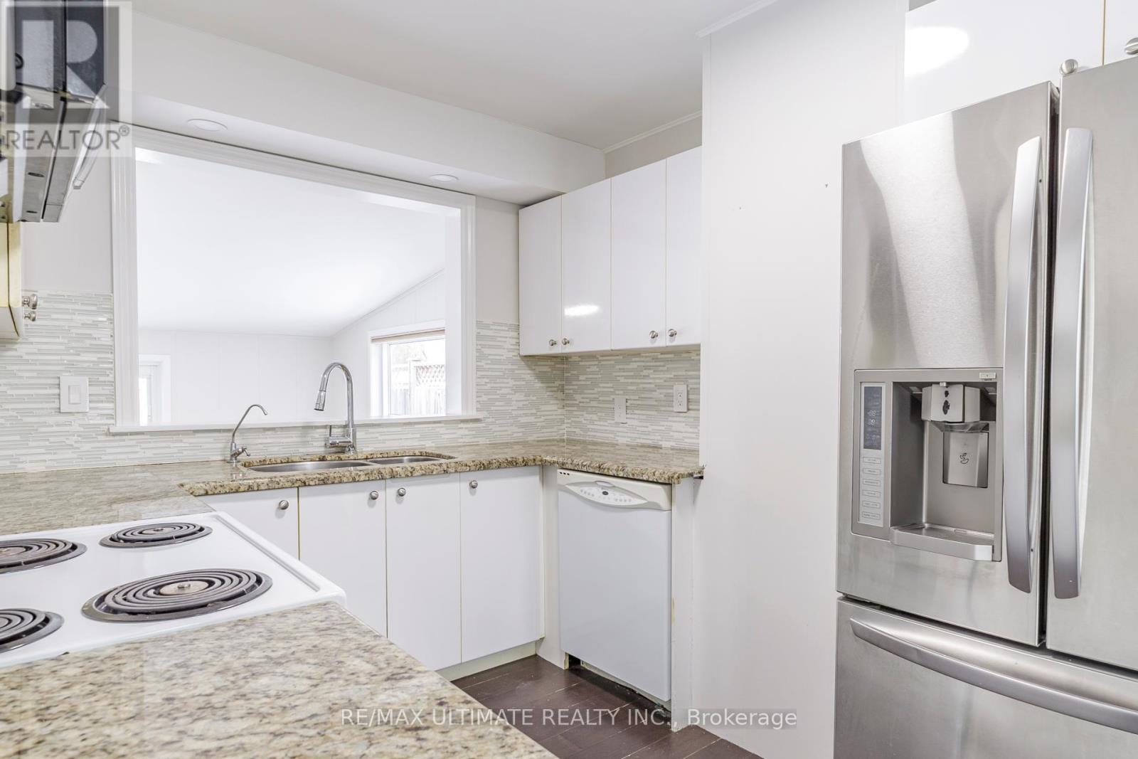 102 Aura Lea Boulevard, Toronto, Ontario  M9M 1K5 - Photo 9 - W12669332